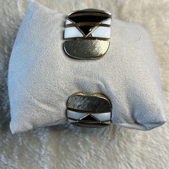 Enamel vintage cuff bracelet black and white enamel with brushed golden edges - Picture 8 of 8